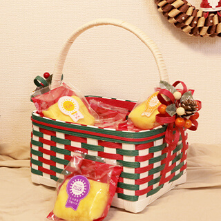 写真：おやつを入れたクリスマスカラーバッグ